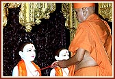 Swamishri performs murti pratishtha of Bhagwan Swaminarayan and Aksharbrahma Gunatitanand Swami