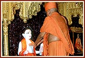 Swamishri performs murti pratishtha of Bhagwan Swaminarayan and Aksharbrahma Gunatitanand Swami