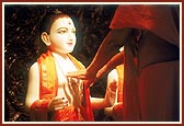 Swamishri engaged in pratishtha rituals