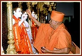 Swamishri performs pujan of Shri Radha Krishna Dev