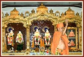 Swamishri blesses the devotees by showering rice grains