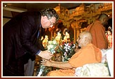 Swamishri blesses Laurie Ferguson, Shadow Minister for Citizenship and Multicultural Affairs