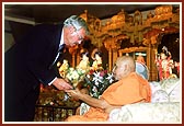 Swamishri blesses Mr. John Haines - the Lord Mayor of Parramatta