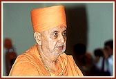 Swamishri performs the murti pratishtha arti