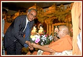 Swamishri blesses the Indian Consul General, Shri Madhusudan Ganapati