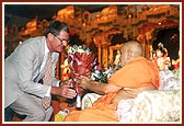 Mr. John Malcolm, a cousin-descendent of Governor Sir John Malcolm who had met Bhagwan Swaminarayan in Rajkot, is blessed by Swamishri