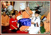 Swamishri releases Satsang Amrut - a new publication by Swaminarayan Aksharpith for children