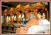 Swamishri blesses the murti pratishtha assembly