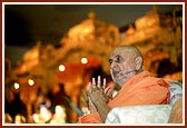 Swamishri blesses the murti pratishtha assembly