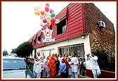 Swamishri releases balloons to signify the start of Bal Din