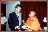 Swamishri with Mr. Ross Cameron, MP for Parramatta City 