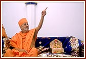 Swamishri engaged in a dialogue with the administrators at the Radhakrishna Mandir in Auckland