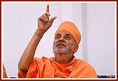 Swamishri engaged in a dialogue with the administrators at the Radhakrishna Mandir in Auckland