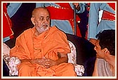 Cast of kishores with Swamishri