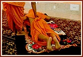 Swamishri prostrates before Thakorji on the day of departure