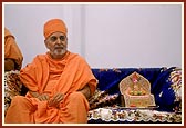 Swamishri engaged in a dialogue with the administrators at the Radhakrishna Mandir in Auckland