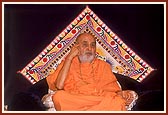 In his blessings, Swamishri emphasizes the importance of Satsang to the balaks and kishores