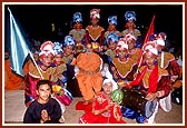 Kishores and balaks with Swamishri after their performances