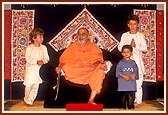 Swamishri with balaks