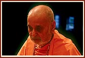 Swamishri performs arti of Thakorji