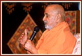 On the day of departure from Auckland, Swamishri blesses the congregation after his morning puja