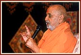 On the day of departure from Auckland, Swamishri blesses the congregation after his morning puja