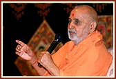 On the day of departure from Auckland, Swamishri blesses the congregation after his morning puja