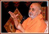 On the day of departure from Auckland, Swamishri blesses the congregation after his morning puja