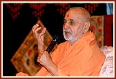 On the day of departure from Auckland, Swamishri blesses the congregation after his morning puja