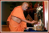 Swamishri performs pujan of Shri Harikrishna Maharaj