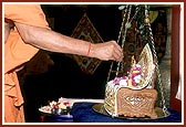 Swamishri offers flowers as part of the worship ritual