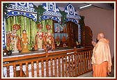 Swamishri engaged in Thakorji's darshan at the Swaminarayan Mandir, N. Delhi