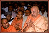 Swamishri performs dhun in the mahapuja on the occasion of the 8th mandir anniversary celebration (patotsav)