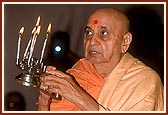 'Jai Sadguru Swami' performs the patotsav arti