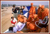 Swamishri acquires details about the monument from the mud-ramp
