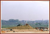 To the east of Akshardham monument a high observation mud-ramp was constructed for Swamishri. The makeshift mud-ramp is on the proposed location of the main entrance to the monument