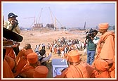 Swamishri discusses about the monument from the mud-ramp
