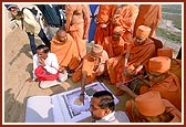 Swamishri acquires details about the monument from the mud-ramp