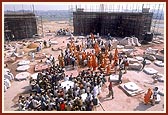 Swamishri and the artisans in the foreground