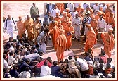 The artisans await to receive the blessings of Swamishri