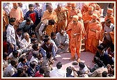 Swamishri discourses briefly to the artisans