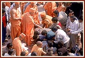 Every artisan respectfully touches the feet of Swamishri and individually receives his blessings