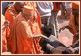 Every artisan respectfully touches the feet of Swamishri and individually receives his blessings