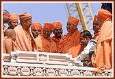 Swamishri visits all parts of the Akshardham monument construction site