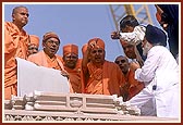 Swamishri visits all parts of the Akshardham monument construction site