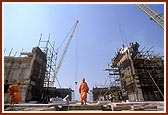 Swamishri stands before the proposed entrance to the monument with the artisans in the background