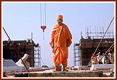 Swamishri stands before the proposed entrance to the monument 