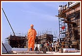 Swamishri stands before the proposed entrance to the monument with the artisans in the background
