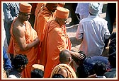 Every artisan respectfully touches the feet of Swamishri and individually receives his blessings
