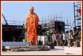 Swamishri stands before the proposed entrance to the monument with the artisans in the background